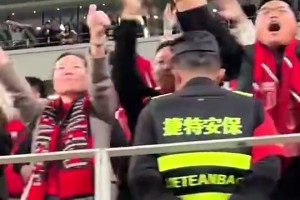和球迷發(fā)生沖突！成都蓉城球員硬剛球迷：輸球又怎么樣?。?！