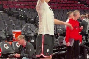 心態(tài)不錯(cuò)??！楊瀚森練習(xí)三分，投著投著突然自己就笑了！