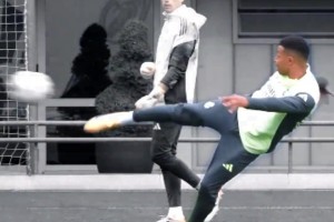 感受一下歐洲金靴的實(shí)力！姆巴佩訓(xùn)練中精彩凌空抽射