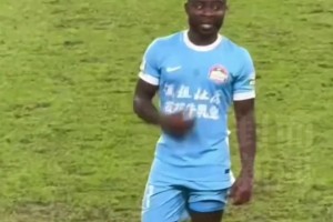 成都球迷侮辱性物品和動(dòng)作，警方：二人被行拘，禁止觀賽1年