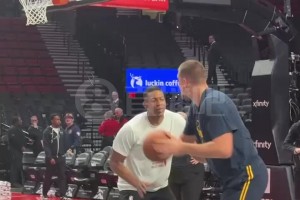 這技術(shù)真細(xì)膩！仔細(xì)觀察小楊的偶像約基奇熱身，也太絲滑了~