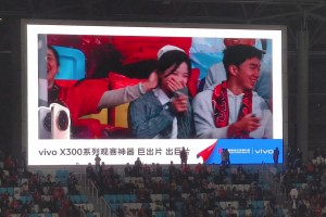 蓉城比賽現(xiàn)場情侶害羞親親，旁邊的父母把雙方推向彼此~