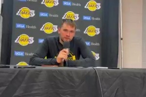 東契奇被記者問(wèn)道：是否可以場(chǎng)均40分？東契奇：那太難了！