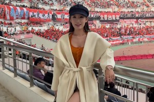 阿姨好??！泰山美女球迷雷姨風(fēng)姿綽約，今天我們都是泰山球迷