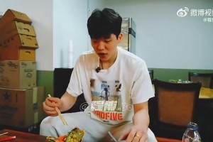 楊瀚森之前吃煎餅果子時想起周琦：我跟我琦哥也是夢幻聯(lián)動了