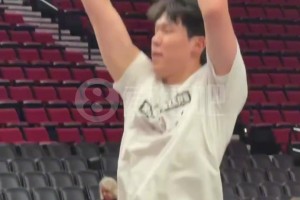 面對(duì)自己的偶像！楊瀚森練習(xí)籃下終結(jié)，遠(yuǎn)端的約基奇正在訓(xùn)練三分！