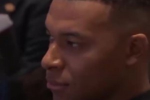 憋笑男孩！姆巴佩上演極致表情管理！被自己帥到了！