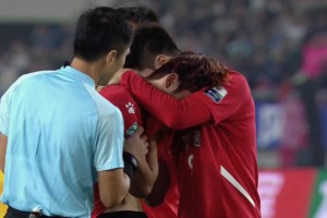 遺憾！南通隊球員李賢成失點丟冠后痛哭，主裁馬寧上前安慰