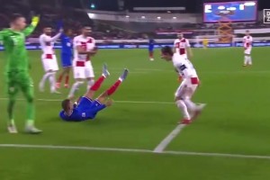 大哥大！姆巴佩當(dāng)年禁區(qū)內(nèi)倒地是魔笛馬上放話：別想跳水！