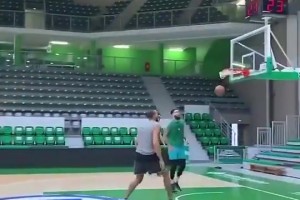 這天賦誰(shuí)頂?shù)米“。?6歲的文班在訓(xùn)練中，可以隨便單吃戈貝爾