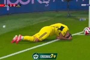 土耳其足球流氓！阿森西奧被球迷扔的水瓶砸到痛苦倒地