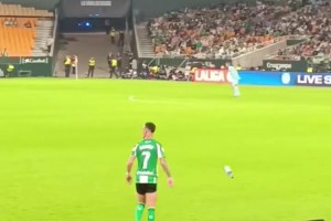 安東尼準(zhǔn)備喝水時球隊發(fā)起進攻，立馬扔了水瓶，隨后助攻隊友破門