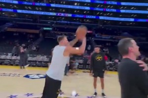 哪有軍訓(xùn)教官的東契奇賽前飆中圈三分，助教們俯臥撐愿賭服輸