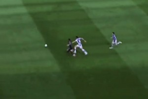 老當(dāng)益壯球迷現(xiàn)場實拍莫德里奇回追防守卡位