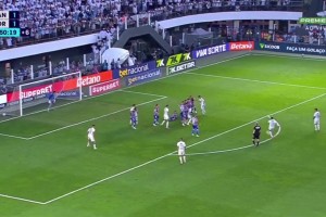 內(nèi)馬爾用他那著名點(diǎn)球技術(shù)罰任意球，而這項(xiàng)技術(shù)被國(guó)際足聯(lián)禁止！