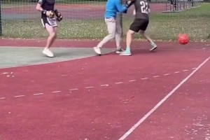 一言不合就打架！這是一種新足球運(yùn)動(dòng)嗎