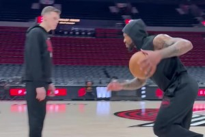 這狀態(tài)看起來很不錯??！利拉德已經(jīng)開始訓練急停&后撤步三分~