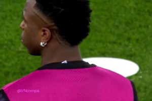 完虐！當年維尼修斯單挑利物浦后防線，這才是巴西超新星的實力！