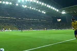 2004年歐洲杯，伊布打進載入史冊的蝎子擺尾