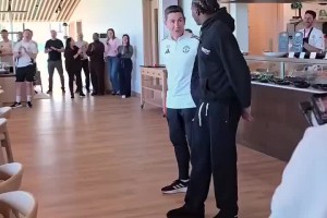 2008年，C羅在英超聯(lián)賽中以31個進(jìn)球奪得金靴獎