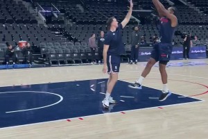 殺手锏萊昂納德賽前熱身練習中距離單打~