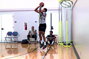 跟新王打得火熱，同時又不慢待老王！情商妥妥的高