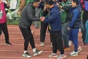 面對前輩！邵佳一躬身雙手和崔康熙握手