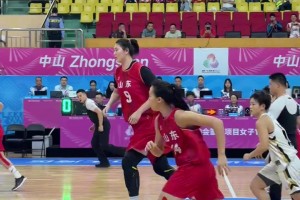 這比賽從跳球開始就結(jié)束了！張子宇站著跳球，對(duì)手直接放棄