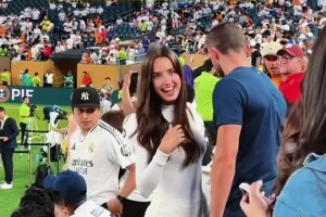 笑容真美！阿諾德漂亮女友場(chǎng)邊看臺(tái)觀戰(zhàn)，球迷都沒(méi)心思看球了