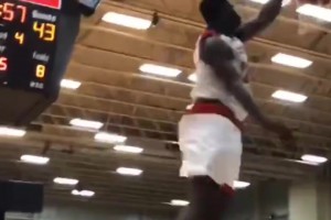 現(xiàn)在有點(diǎn)揮霍天賦了！高中時期的錫安打球，簡直是非人類的存在！