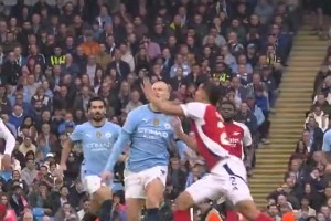 國外網友：哈蘭德曾連續(xù)兩次撞翻阿森納的鋼鐵防線