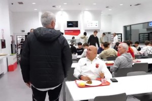 沒架子！穆里尼奧與本菲卡青訓小球員一起吃飯