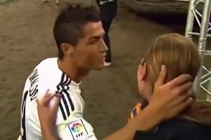 C羅：別說話，讓我吻你！女記者：這邊也要親