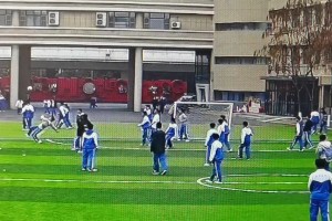 能吹一輩子！小伙子這一腳倒鉤，成了全校男生心中的神