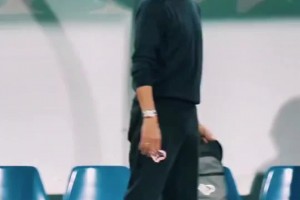 場(chǎng)邊激情慶祝！九爺已是滿頭白發(fā)