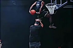 球門大到屏幕裝不下！網(wǎng)友惡搞：姆巴佩這球怎么才能進(jìn)？