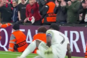 維尼修斯在和布拉德利對(duì)抗中倒地，慘遭利物浦球迷怒罵