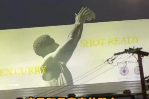 這位置設(shè)計(jì)簡直天才！庫里新書廣告牌，仿佛庫里投出了一顆月亮！