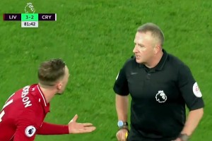 我在球場(chǎng)上遇到了自己的小學(xué)老師，他居然送給了我一張紅牌！