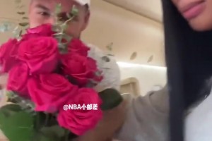 深陷愛情漩渦克萊去機場接女友遲到了！送玫瑰花+瘋狂認錯！