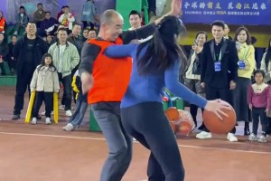 直擊熱刺訓(xùn)練備戰(zhàn)對陣紅魔！大伙有說有笑看起來很輕松呀~