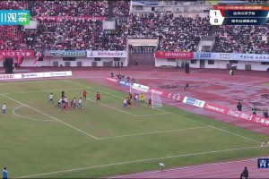 這有點(diǎn)。。中甲佛山南獅門將2分鐘內(nèi)連續(xù)接高空球失誤，最終送禮