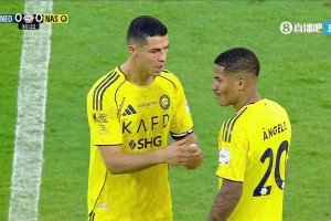 老大哥！隊(duì)友犯規(guī)染黃，隨后C羅悉心指導(dǎo)