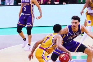 身高差距過于懸殊！沒想到文班亞馬也有這么被軍訓的時候