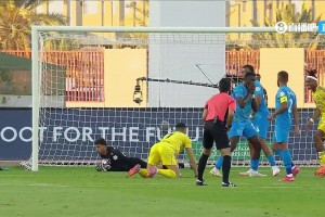 C羅機(jī)敏走位找到落點(diǎn)，頭球攻門(mén)可惜稍正被撲