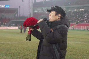 慶祝遼寧鐵人奪冠+沖超！歌星趙傳在鐵西體育場(chǎng)獻(xiàn)唱兩首經(jīng)典曲目