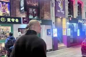 吃不完打包帶走！哈蘭德去吃中餐和粉絲一起合影！