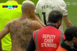 又來一次！當年里沙利松絕平后脫衣瘋狂慶祝+下秒被利物浦絕殺