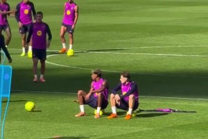 亞馬爾和費爾明坐在球上探討未來，一旁的巴爾德是真調(diào)皮~