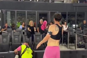 原來是給了媽媽！梅西賽后沒有交換球衣，而是給了現(xiàn)場觀賽的父母